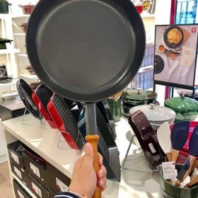 CHẢO STAUB 28 CM CÁN GỖ – LIMITED VERSION