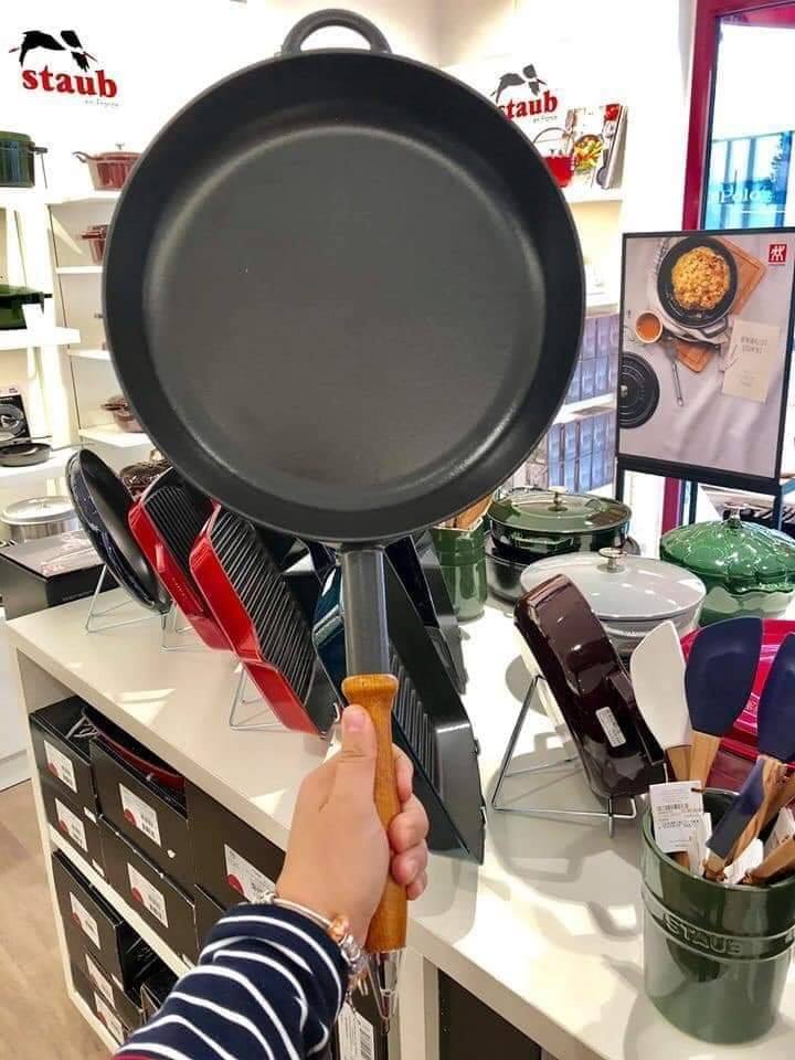 CHẢO STAUB 28 CM CÁN GỖ – LIMITED VERSION