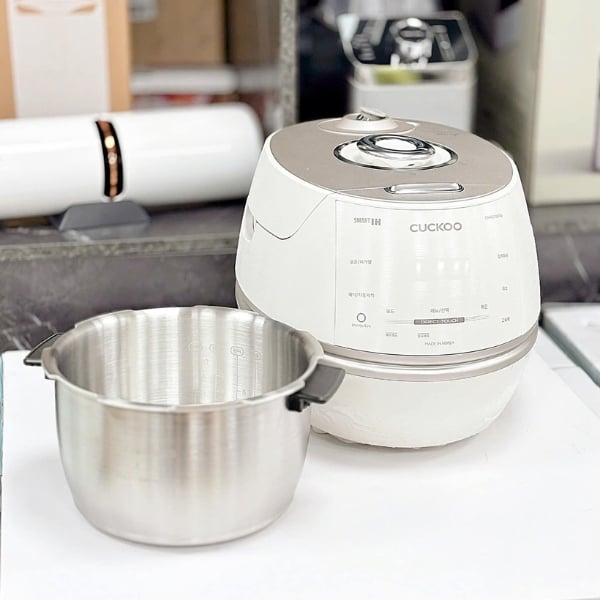 Nồi cơm điện cao tần Cuckoo 1.8L CRP-CHAS109FW (lòng nồi inox)