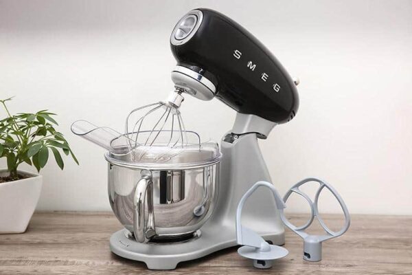 Máy Trộn Bột Smeg SMF02BLEU đen