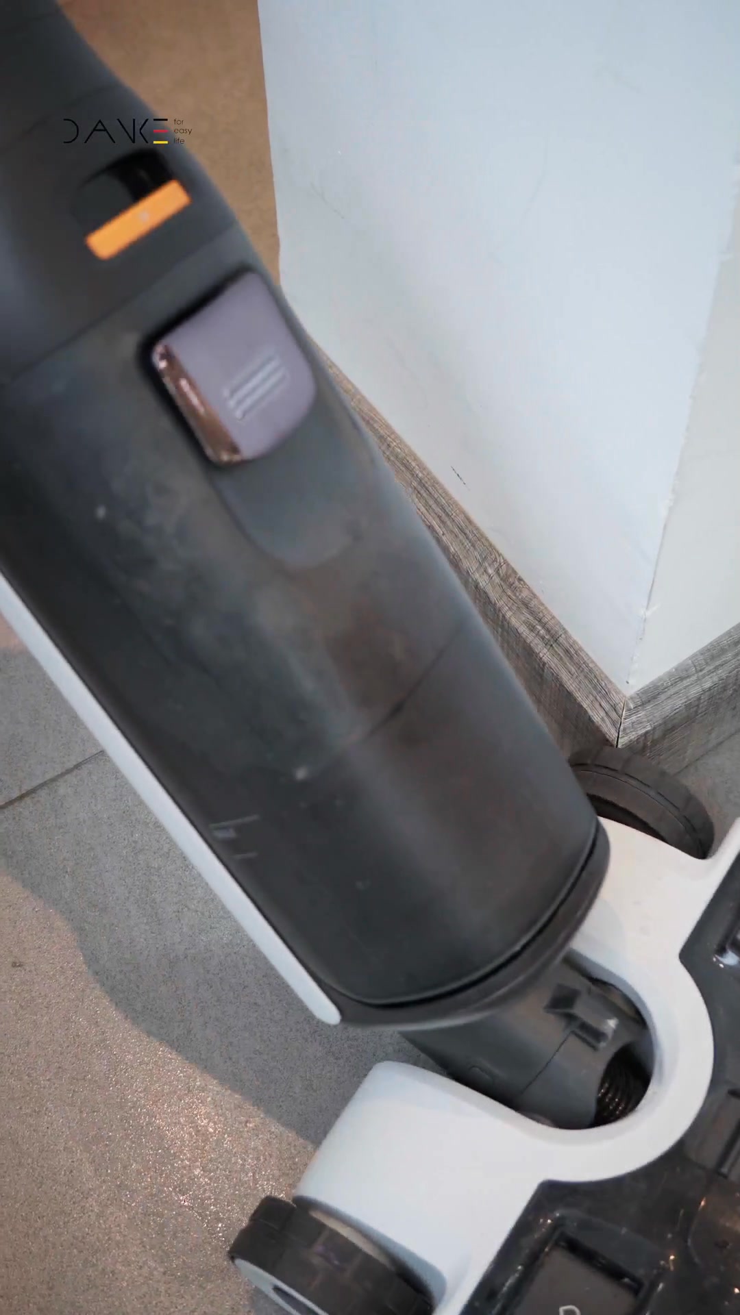 Thử thách lau sát mép viền với máy hút bụi lau nhà Roborock F25