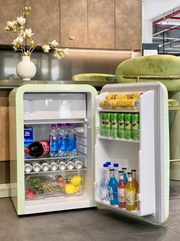 Tủ lạnh đựng đồ uống HCK 115L SC-130RD-S màu kem mặt kính