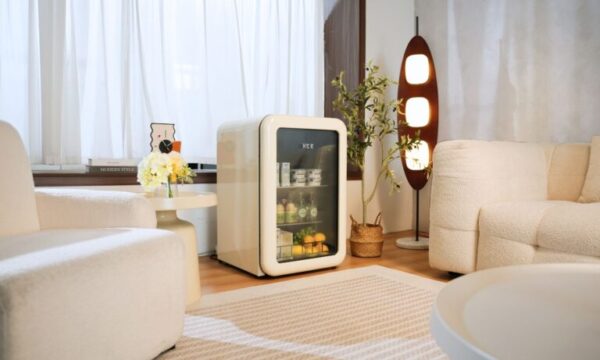 Tủ lạnh đựng đồ uống HCK 115L SC-130RD-S màu kem mặt kính