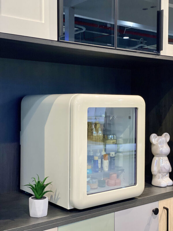 Tủ lạnh HCK 48L mặt kính không tay nắm