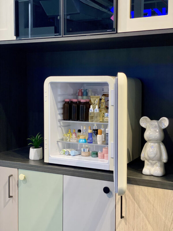 Tủ lạnh HCK 48L mặt kính không tay nắm