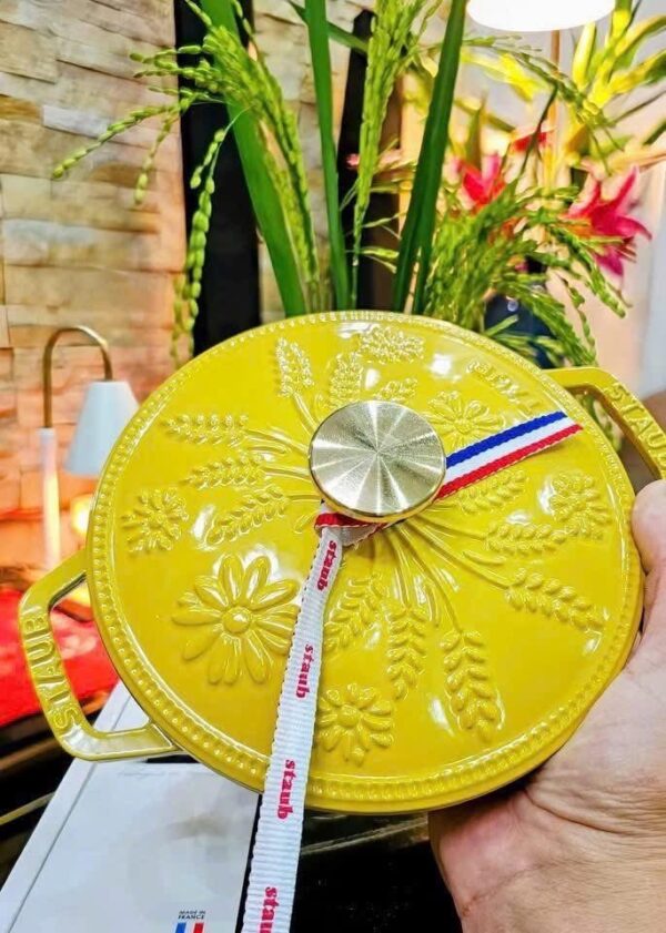 Nồi Gang Staub Bông Lúa 16cm 1.1L Màu Vàng