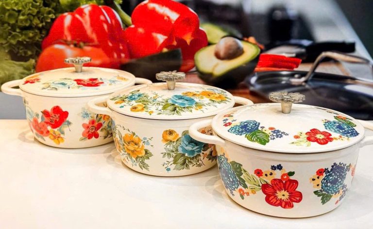 Nồi Gang Tráng Men Decal Họa Tiết Hồng Đào The Pioneer 39 Noi Gang Canh Hoa The Pioneer Woman 21cm 2 768x473 1